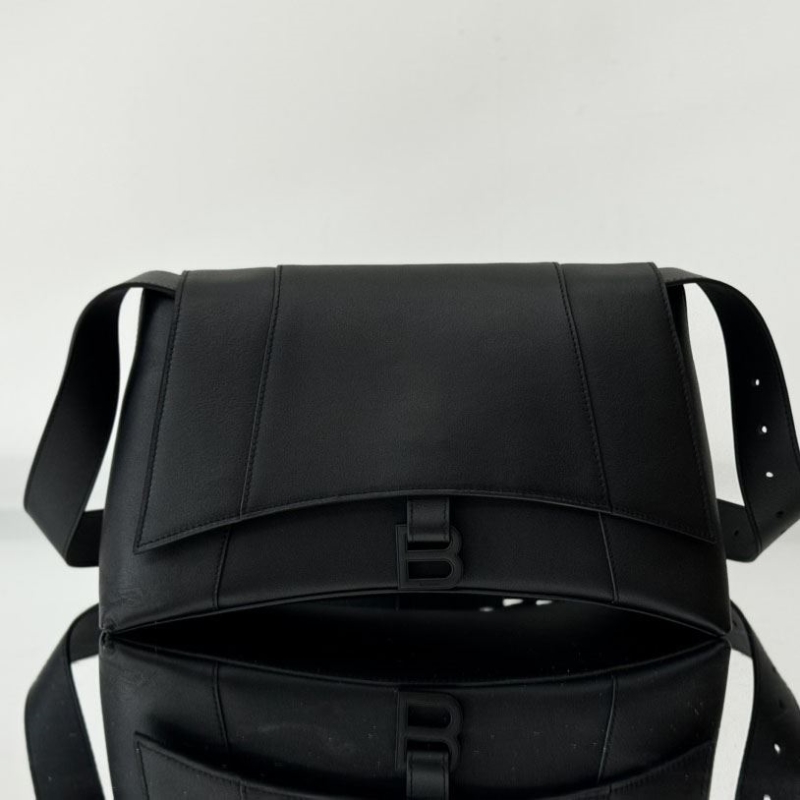 Ba*len*cia*ga hourglass bags